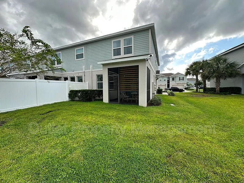 3 bed, 2.5 bath, 1685 sqft, $2,345 — Photo 2