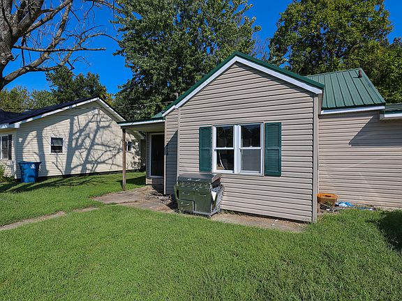 3rd image of 214 Oaks Rd