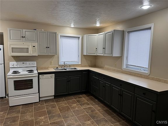 3rd image of 308 Grand St