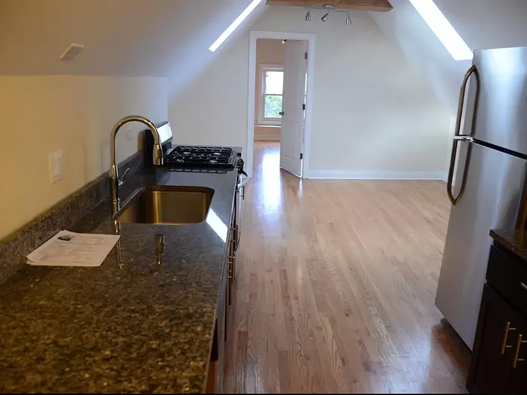 1503 W Nelson St #4 — Photo 2
