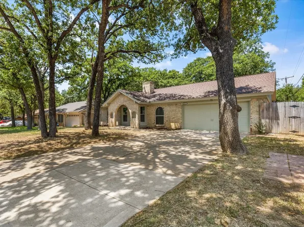421 Twin Creek Dr, Hurst, TX 76053