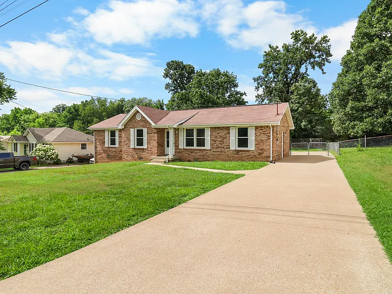 931 Poppy Dr — Photo 2