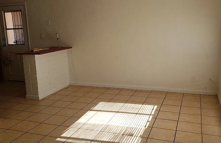114 W Riley Dr — Photo 3