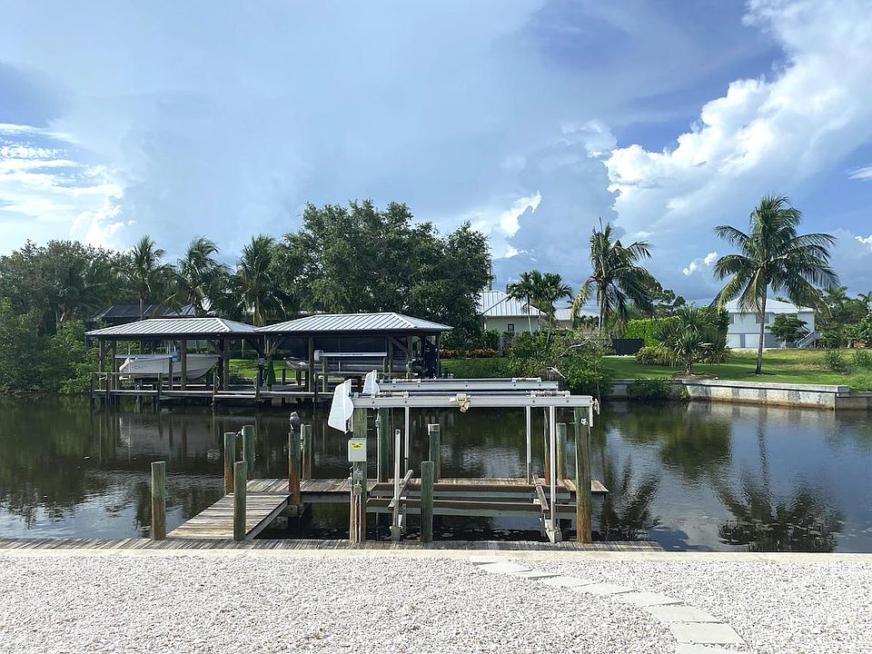 Dock with lift and electric and water. Watch manatees swim by. Great fishing! Paradise