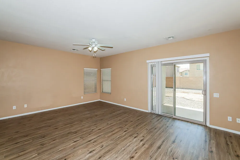 5 bed, 3.0 bath, 4040 sqft, $2,730 — Photo 4