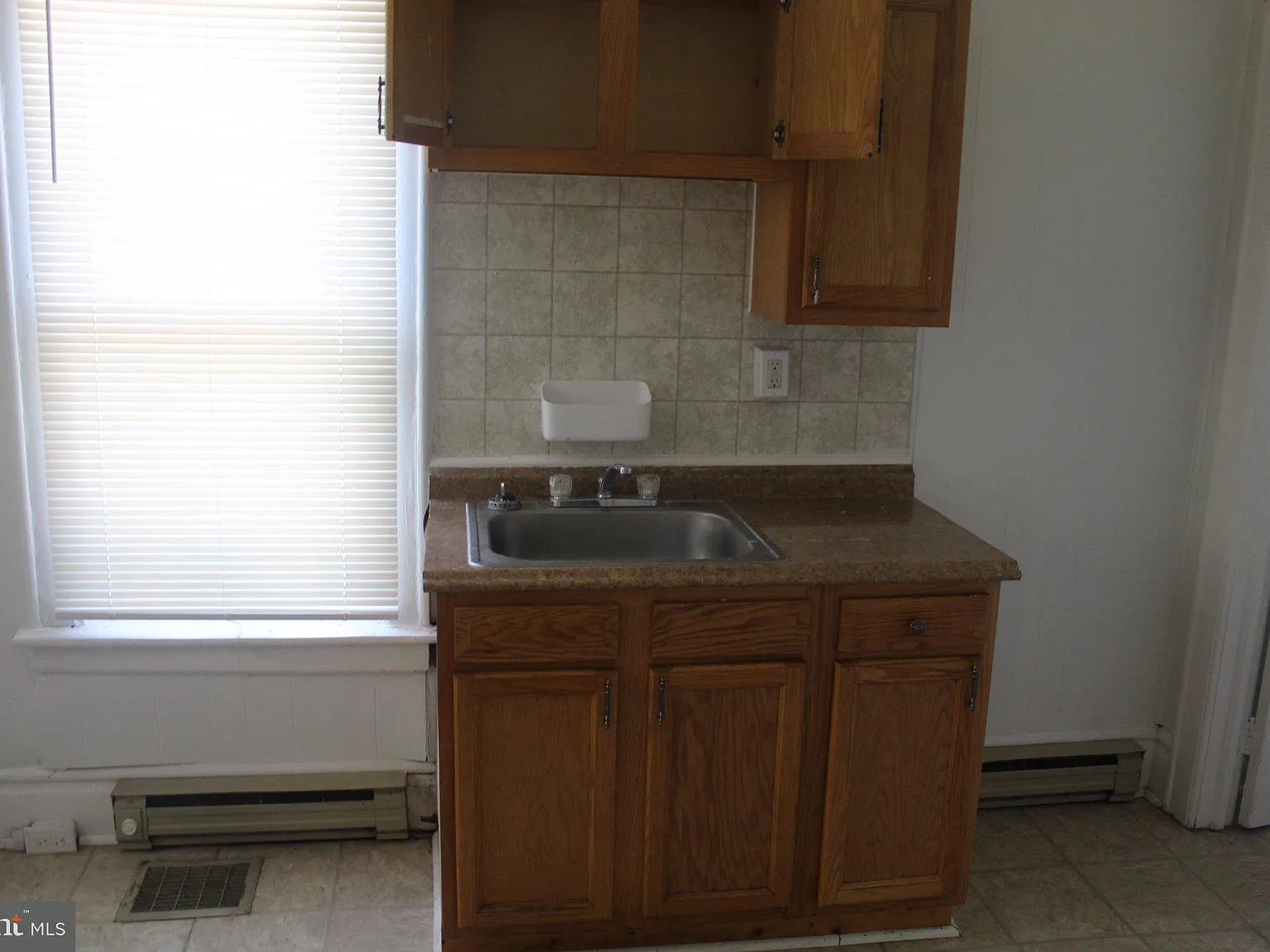 2 bed, 1.0 bath, 8093 sqft, $1,600 — Photo 4