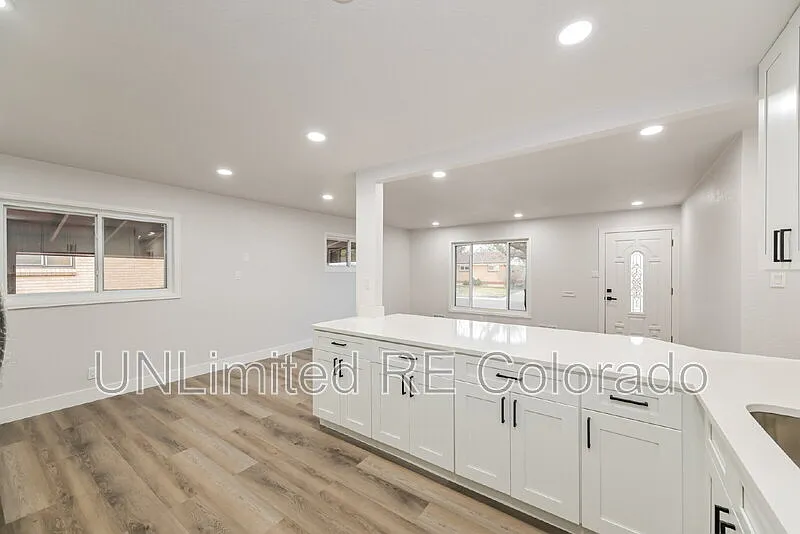 5 bed, 2.0 bath, 2000 sqft, $2,899 — Photo 3