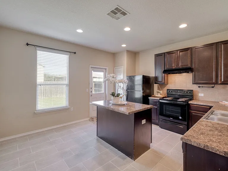 5704 Levenwood Ln — Photo 9