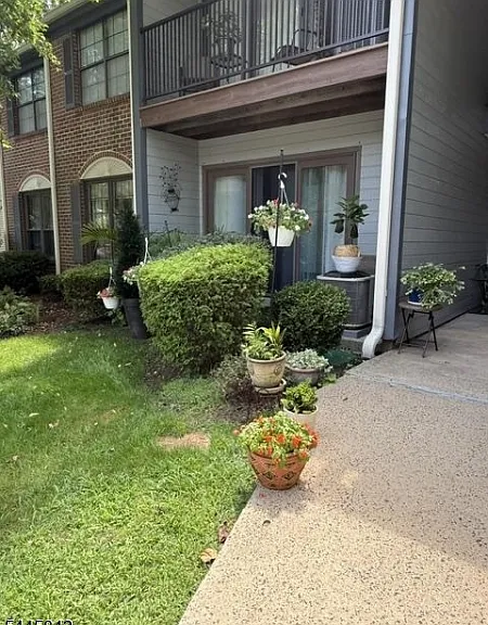 131 Irving Pl — Photo 2