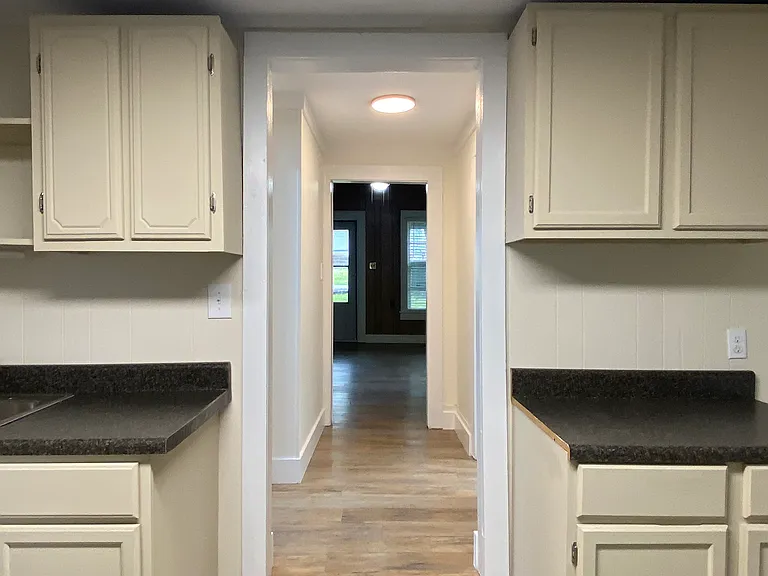 614 Moyers Ave — Photo 2