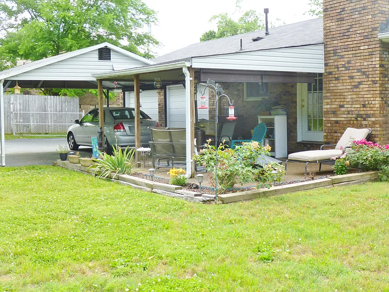 140 Wessington Pl — Photo 3