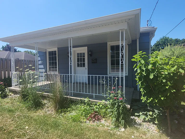 206 Caradoc St S — Photo 2