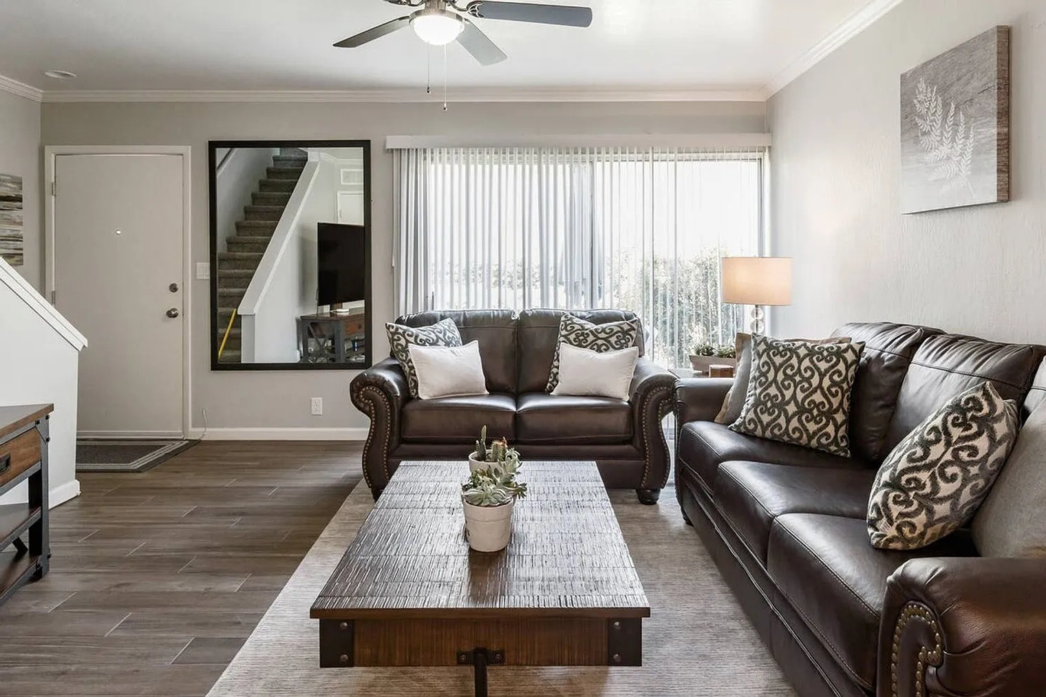 2 bed, 1.0 bath, 979 sqft, $2,218 — Photo 2