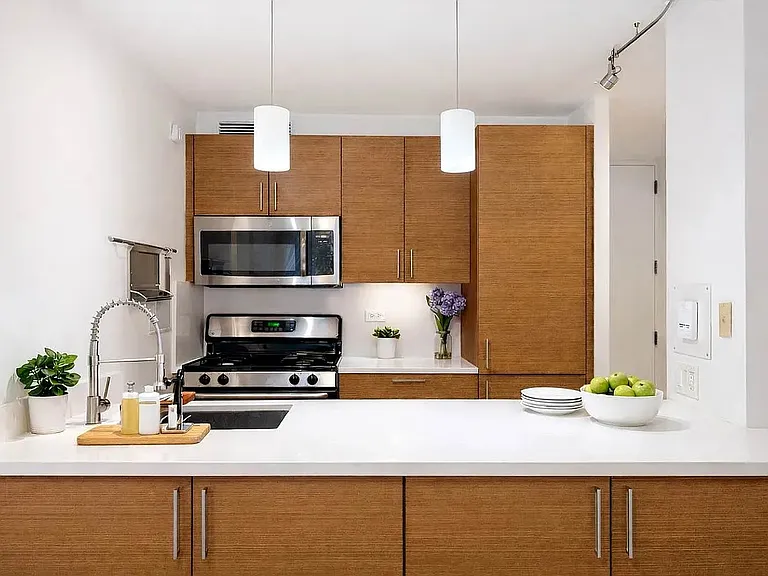 415 E 37th St #10K — Photo 3