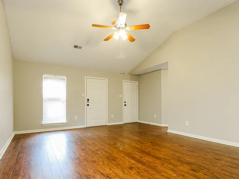 799 Grant Dr — Photo 5