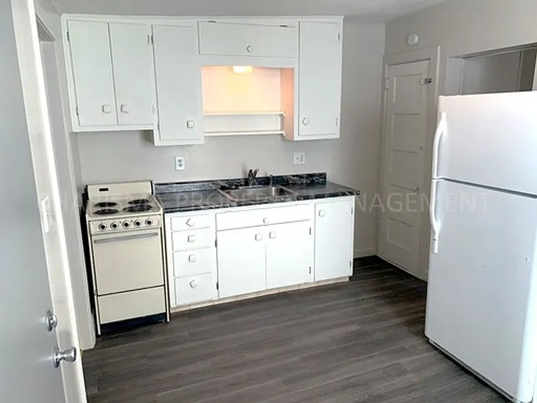 817 W 11th St #1 — Photo 9
