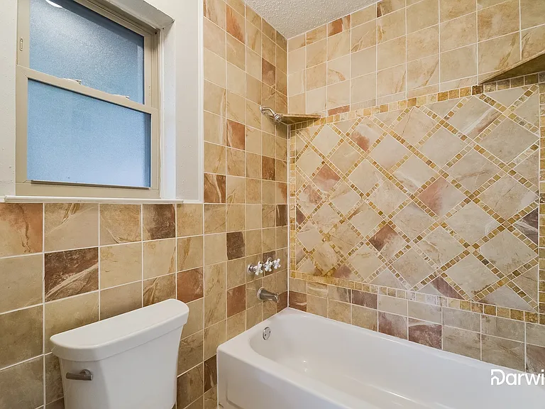 905 Sandhurst Dr — Photo 13