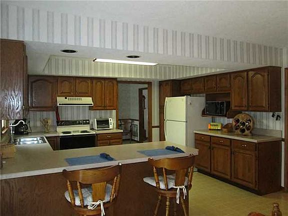 5th image of 641 Holbrook Ct