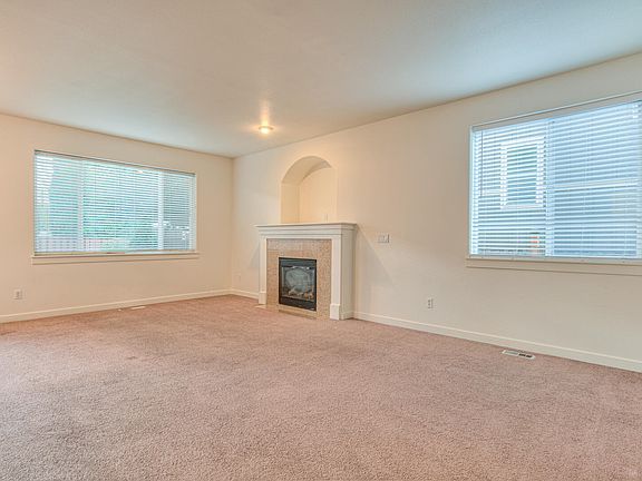 2nd image of 828 NE Locksley Dr