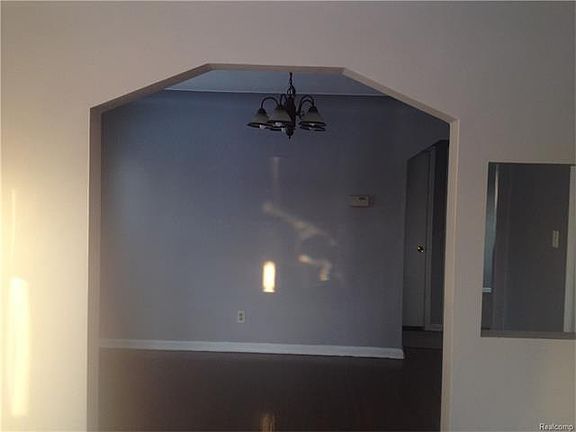 4th image of 1828 Helen St