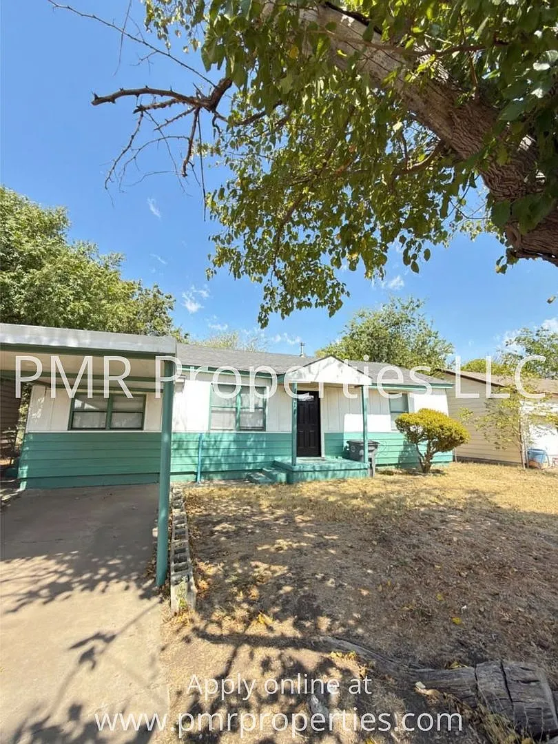 3 Bedroom/ 1 Bathroom House — Photo 1