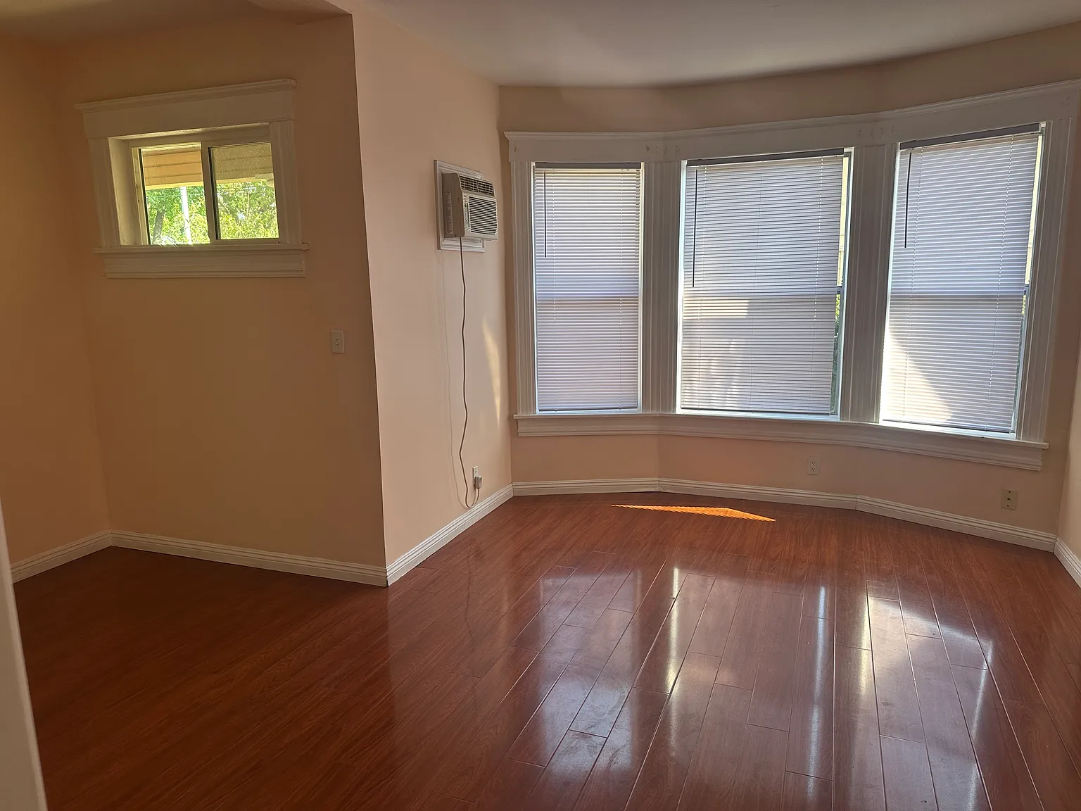 3 bed, 1300 sqft, $3,950 — Photo 3