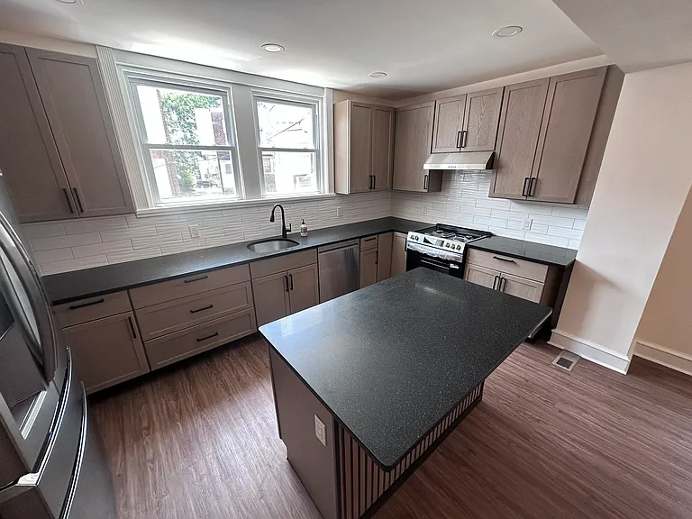 1538 Clearview St — Photo 5