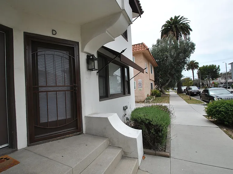 312 Temple Ave #D — Photo 4