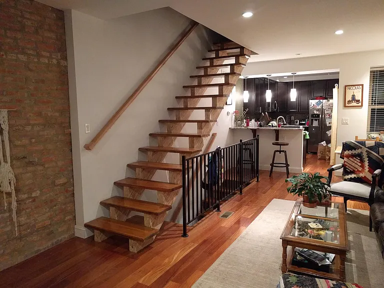 2418A Catharine St — Photo 3
