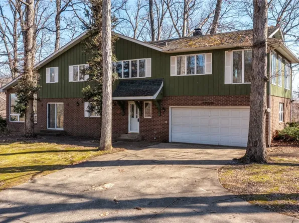 2 Woodbird Dr, Effingham, IL 62401