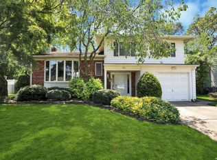 423 Violet St, Massapequa Park, NY 11762