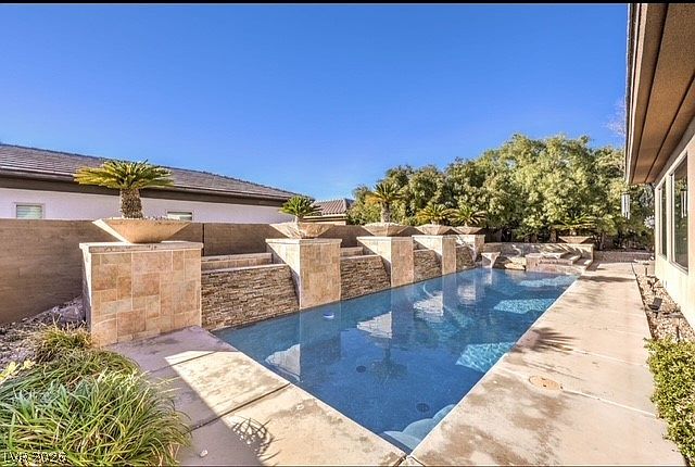 1st image of 7 Holly Tree Ct