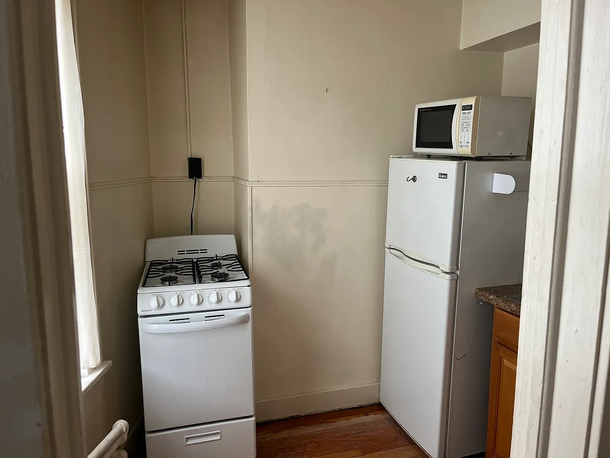 Building Photo - 335 Genesee St #4