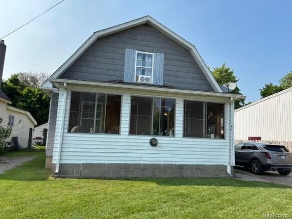 23 Broadway St, Oxford, MI 48371