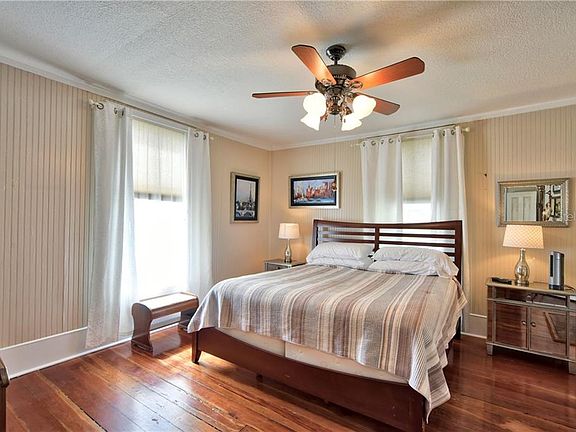 4th image of 717 SE 6th St