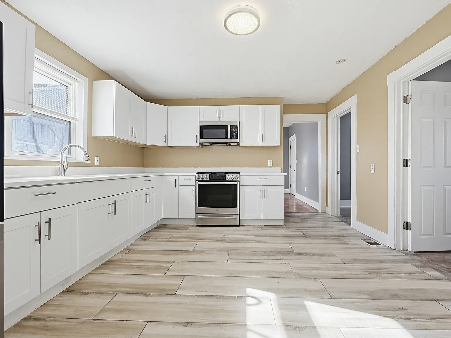 2 bed, 650 sqft, $2,200 — Photo 2
