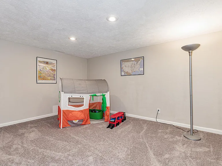 9374 Weeping Willow Ct — Photo 21