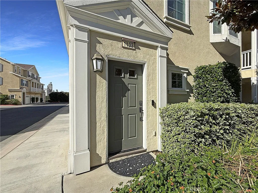 2 bed, 2.5 bath, 1402 sqft, $3,750 — Photo 1