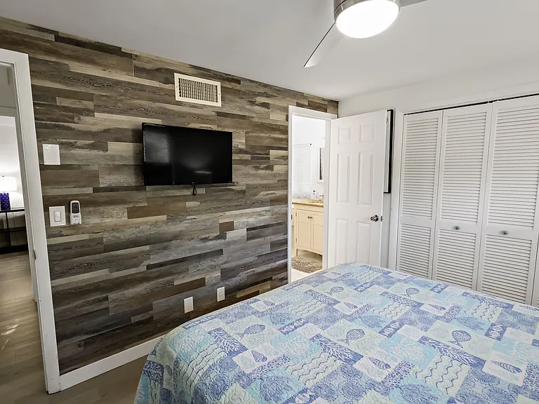 Single queen bedroom 2