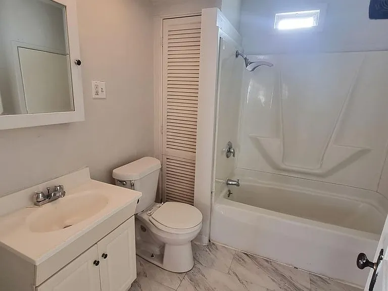 200-222 Laurel Ave — Photo 3