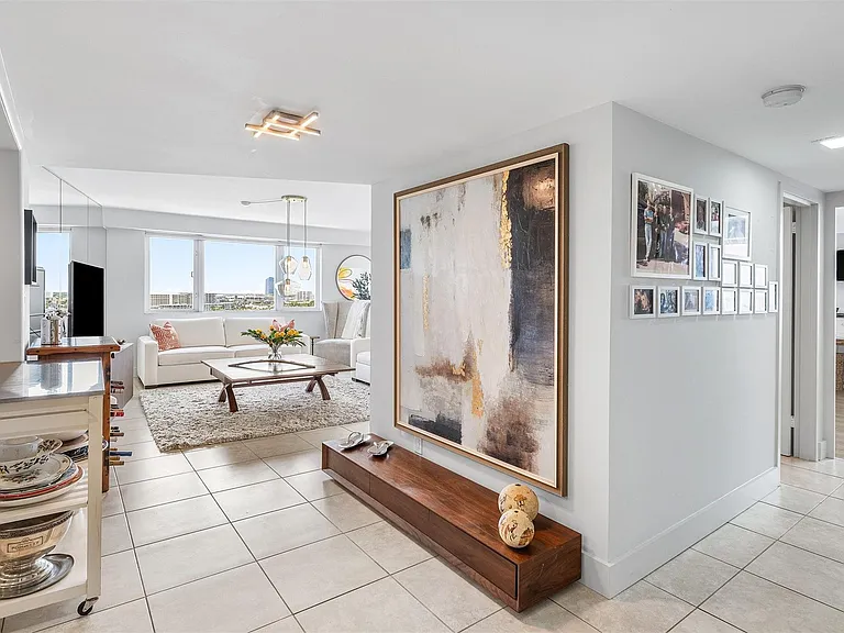 3000 Holiday Dr — Photo 3