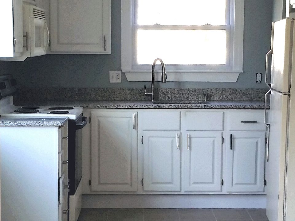 Kitchen w Granite Countertop