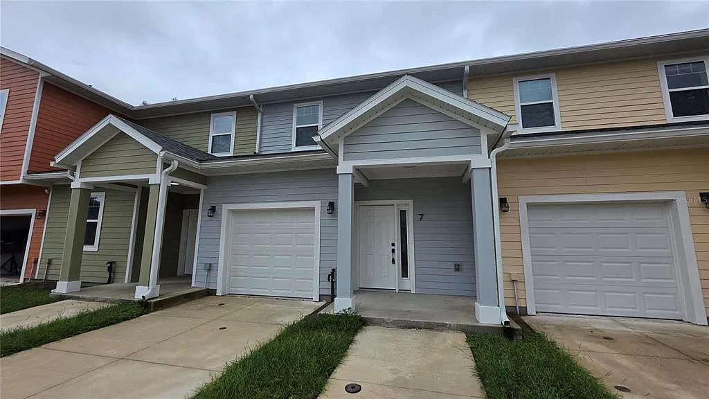 3 bed, 2.5 bath, 1349 sqft, $2,300 — Photo 1