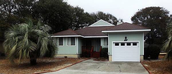 1st image of 10 Greenview Dr