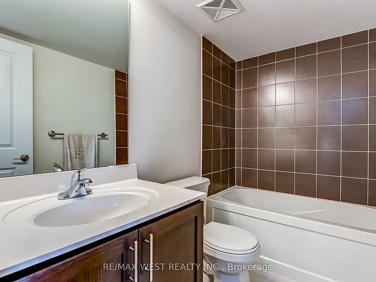 24 Fieldway Rd #Townhouse 7 — Photo 15