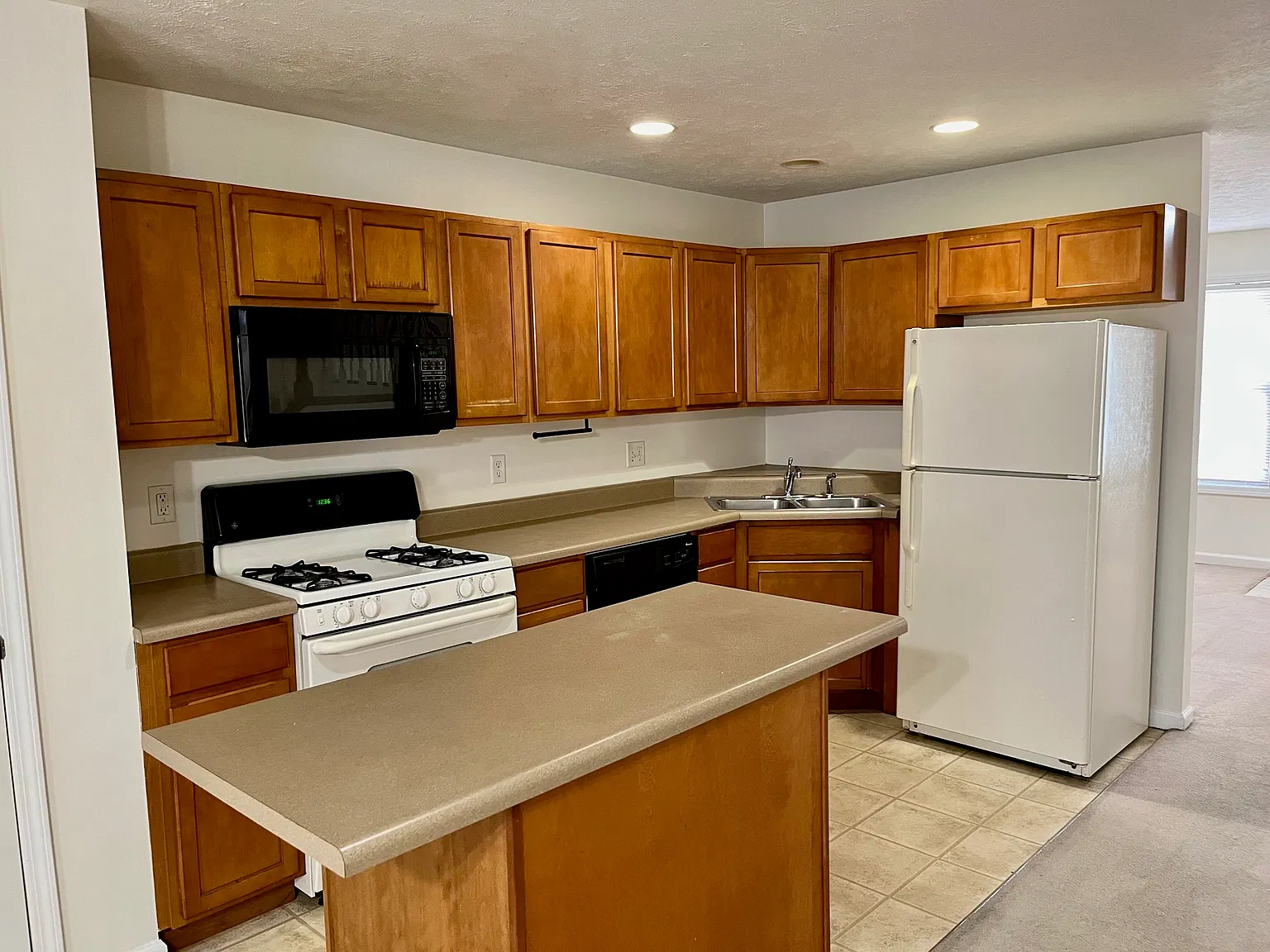 2 bed, 2.5 bath, 1348 sqft, $1,700 — Photo 3