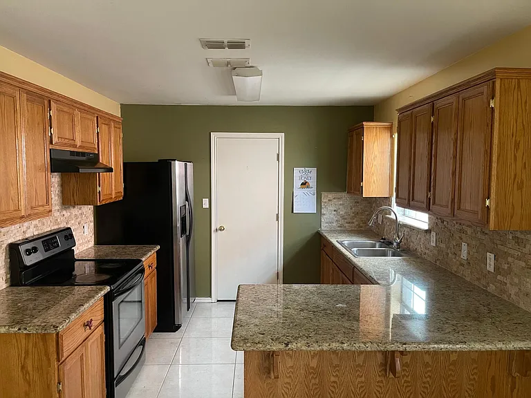6806 N 44th Ln — Photo 2