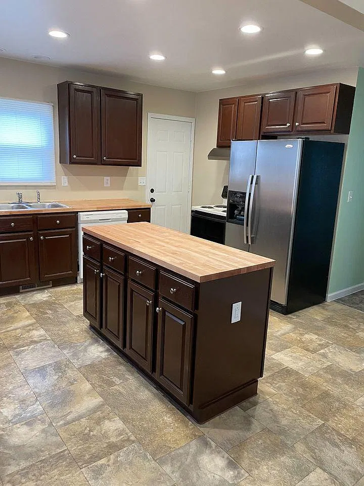 3 bed, 926 sqft, $1,600 — Photo 3