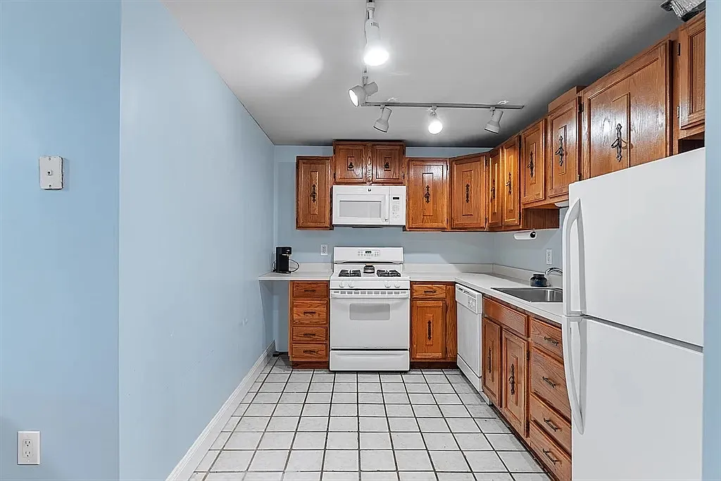 2 bed, 700 sqft, $3,300 — Photo 2