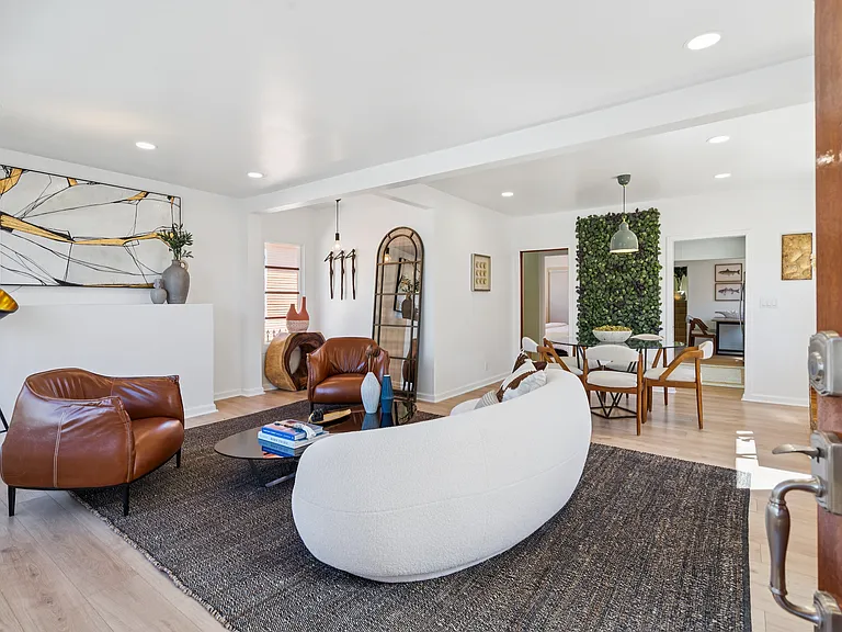2328 Bartlett St — Photo 4